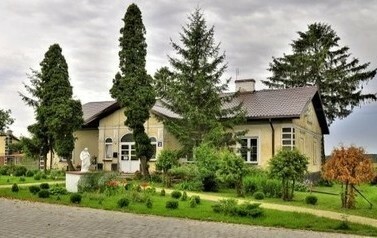 Plebania - dom księdza proboszcza i księdza wikarego, fot. Justyna Wojciechowska
