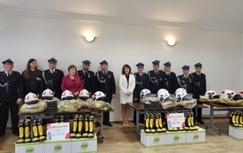 Uroczyste przekazanie kompletnych ubrań bojowych dla strażak&oacute;w 4